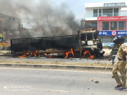 Stones pelted on government vehicles in Jalna, truck set on fire; Police firing in the air | जालन्यात शासकीय वाहनांवर दगडफेक, ट्रक पेटविला; पोलिसांचा हवेत गोळीबार