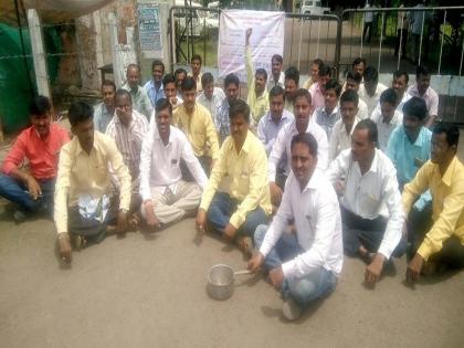 Hold the unaided teachers in front of Zilla Parishad in Jalna | जालन्यात विनाअनुदानित शिक्षकांचे जिल्हा परिषदेसमोर धरणे