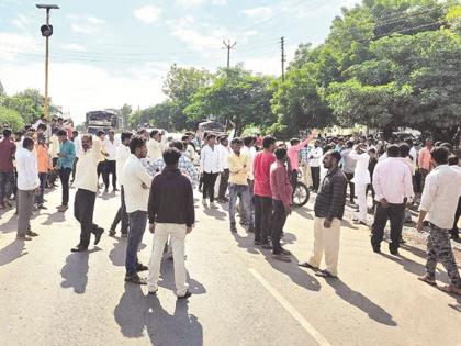Tomato prices increase from 1,000 to 200 carats due to increased arrivals; Farmers block Jalana highway | आवक वाढल्याने टोमॅटोचे कॅरेट हजारावरून दोनशेवर; शेतकऱ्यांनी जालना महामार्ग रोखला Tomato prices increase from 1,000 to 200 carats due to increased arrivals; Farmers block Jalana highway | आवक वाढल्याने टोमॅटोचे कॅरेट हजारावरून दोनशेवर; शेतकऱ्यांनी जालना महामार्ग रोखला