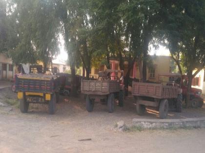 MP stuck in Illegal sand traffic; Administration took action against 14 vehicles | अवैध वाळू वाहतुकीत अडकला खासदारांचा ताफा; प्रशासनाने तत्परतेने केली १४ वाहनांवर कारवाई   