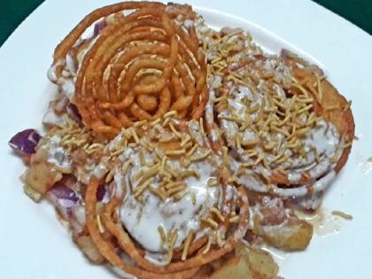 jalebi chaat photo goes viral people get angry | जलेबीवर कांदा, दही अन् शेव; लोक म्हणाले, "अरे कुठे फेडाल ही पापं?"