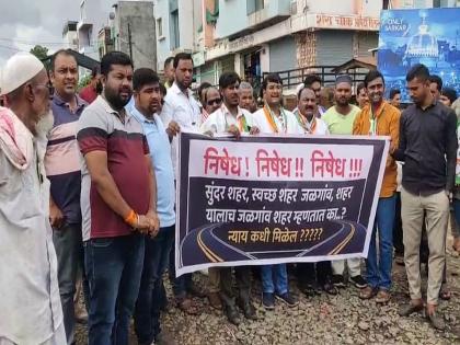 Jalgaon: Nationalist agitation on road issue; Charge percentage on officials, councillors | Jalgaon: रस्त्याच्या प्रश्नावर राष्ट्रवादीचे आंदोलन; अधिकारी, नगरसवेकांवर टक्केवारीचा आरोप