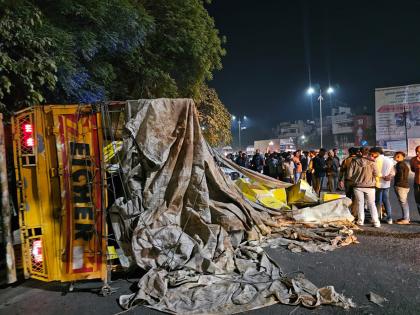 in jalgaon the truck rammed into vehicles after the driver lost control | जळगावात चालकाचा ताबा सुटल्याने ट्रक धडकला वाहनांवर