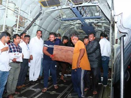 After two hours of verification at the airport, the body was taken out in 25 hearses | विमानतळावरील दोन तासांच्या पडताळणीनंतर २५ शववाहिकेतून मृतदेह रवाना