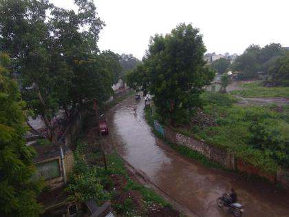 Jalgaon district also receives rain the next day | जळगाव जिल्ह्यात दुसऱ्या दिवशीही पावसाचा मुक्काम