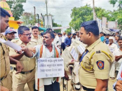 Jalgaon: Baliraja appears with a bull for 'Shasan Apya Dari' | Jalgaon: ‘शासन आपल्या दारी’साठी बैलासह बळीराजा हजर