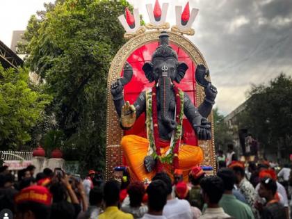 Visarjan procession begins in Jalgaon; Excellent performance by the mandals | जळगावात विसर्जन मिरवणुकीला सुरुवात; मंडळांतर्फे उत्कृष्ट सादरीकरण