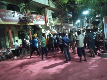 In Jalgaon immersion procession rioted mayors house pelted with stones | जळगावात विसर्जन मिरवणुकीला गालबोट, महापौरांच्या घरावर दगडफेक