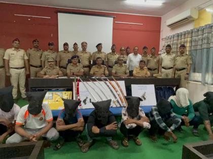 Jalgaon Police Strike Action Weapons including pistols swords were seized | जळगाव पोलिसांची धडक कारवाई; पिस्तूल, तलवारींसह शस्त्रसाठा पकडला