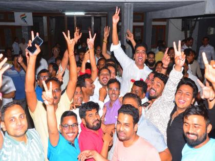 Sagar Chitre elected as the President of Jalgaon District Lawyers Association Adv. Smita Jalte elected as the Vice President; Winning candidates celebrate | जळगाव जिल्हा वकील संघाच्या अध्यक्षपदी सागर चित्रे! उपाध्यक्षपदी ॲड. स्मिता झाल्टे; विजयी उमेदवारांचा जल्लोष Sagar Chitre elected as the President of Jalgaon District Lawyers Association Adv. Smita Jalte elected as the Vice President; Winning candidates celebrate | जळगाव जिल्हा वकील संघाच्या अध्यक्षपदी सागर चित्रे! उपाध्यक्षपदी ॲड. स्मिता झाल्टे; विजयी उमेदवारांचा जल्लोष