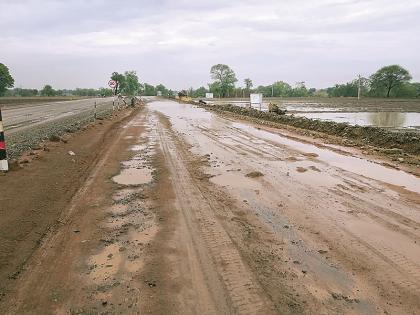 Work of Jalgaon road closes due to lack of money; Who will pay attention? | जळगाव रस्त्याचे काम पैशाअभावी बंद; लक्ष कोण देणार?