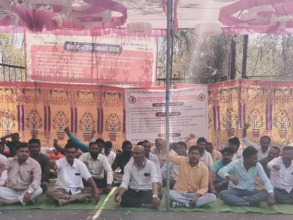 Indefinite hunger strike of contract electricity workers in Jalgaon participation of 850 contract workers | जळगावात कंत्राटी वीज कर्मचाऱ्यांचे बेमुदत उपोषण, ८५० कंत्राटी कर्मचाऱ्यांच्या सहभाग