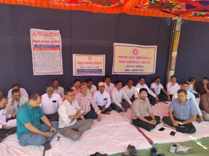 tehsildar on strike now followed by government employees protest in front of the collector office | शासकीय कर्मचाऱ्यांपाठोपाठ आता तहसीलदार संपावर; जिल्हाधिकारी कार्यालयासमोर आंदोलन