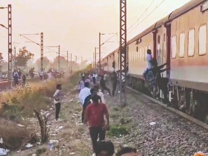 Jalgaon Train Accident: All dead immigrants, no one to mourn! | सर्वच मृत परप्रांतीय, आक्रोश करायला कोणी नाही! Jalgaon Train Accident: All dead immigrants, no one to mourn! | सर्वच मृत परप्रांतीय, आक्रोश करायला कोणी नाही!