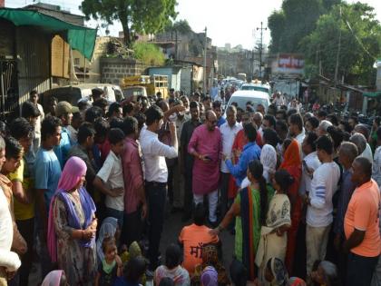 Jalgaon women hold barred ministers | जळगावात महिलांनी रोखला मंत्र्यांचा ताफा