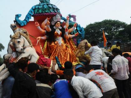 Jalgaon's market flourished for the welcome of Adashakti | आदिशक्तीच्या स्वागतासाठी जळगावची बाजारपेठ फुलली