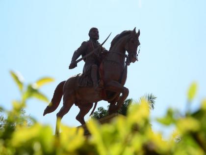 Jalgaon's respect for Shivarai, the extraordinary enthusiasm of Shiv Jayanti | शिवरायांना जळगावकरांचा मानाचा मुजरा, शिवजयंतीचा अपूर्व उत्साह