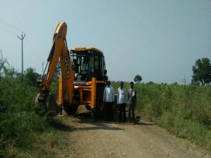 Jalgaon: Farmers did not wait for the government to repair the road themselves | जऴगाव : शासनाची वाट न पाहता शेतक-यांनी केला स्वखर्चाने रस्ता दुरुस्त