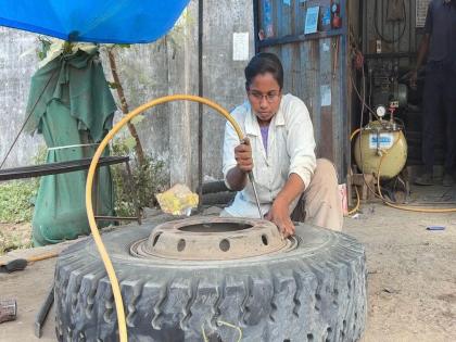 A woman in Jalgaon runs a puncture removal shop after the death of her husband | नवऱ्याची अर्ध्यावरच साथ सुटली, तरीही 'ती' खचली नाही; जगण्यासाठी करतेय संघर्ष