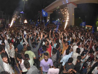 on the occasion of Dr. Babasaheb Ambedkar Jayanti, Bhimsainik cheer at Nagpur's Constitution Square, Fireworks burst at 12 o'clock | वंदन कराया महामानवाला भरतीचं आली भीमसागराला..