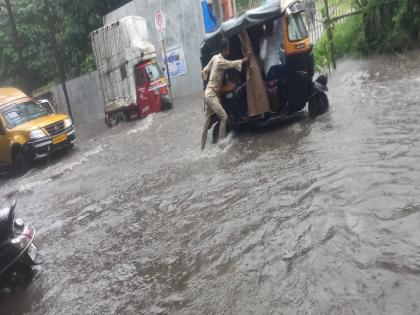 In Ulhasnagar, roads were waterlogged due to rain, trees fell | उल्हासनगरात पावसाने रस्ते जलमय, झाडे पडले