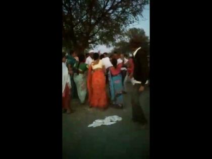 women chop illegal liquor seller in jalna | अवैध दारू विक्रेत्याला महिलांचा चोप