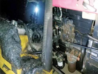 Naxalite burnt and vandalised vehicles at the construction site of the under-construction bridge at Etapalli Tehsil of Gadchiroli | एटापल्लीमध्ये नक्षलवाद्यांचा धुडगूस; निर्माणाधीन पुलाच्या बांधकामावरील वाहनांची जाळपोळ