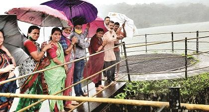 Palnekonda Dam overflow, Jalpujan by the Mayor | पाळणेकोंड धरण ओव्हर फ्लो, नगराध्यक्षांकडून जलपूजन