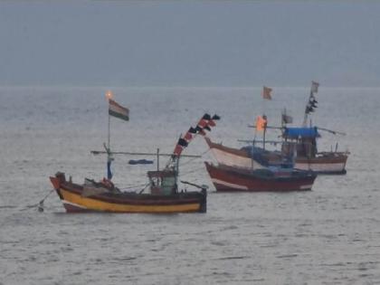 Suspicious boat found in Mumbai sea revealed | मुंबईच्या समुद्रात आढळलेल्या संशयास्पद बोटीबद्दल झाला खुलासा