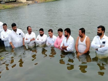 jalasamadhi protest was held for three and a half hours for indrayani river ambi bridge in Pune | Pune | आंबी पुलासाठी साडेतीन तास कुडकुडत जलसमाधी आंदोलन