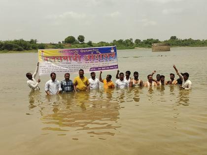 Jalana: Provide subsidy and crop insurance immediately; Farmers protest in Godapatra water reservoir | Jalana: अनुदान अन् पिकविमा तत्काळ द्या; शेतकऱ्यांचे गोदापात्रात जलसमाधी आंदोलन Jalana: Provide subsidy and crop insurance immediately; Farmers protest in Godapatra water reservoir | Jalana: अनुदान अन् पिकविमा तत्काळ द्या; शेतकऱ्यांचे गोदापात्रात जलसमाधी आंदोलन