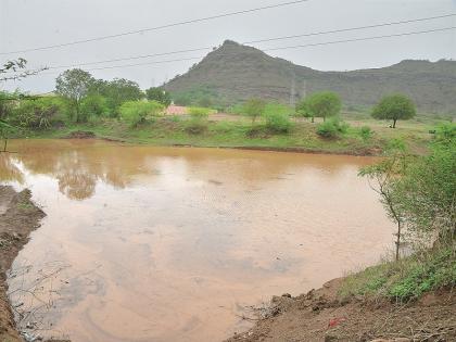 'Jalyukta Shivar's money in the contractor's pocket | ‘जलयुक्त’चे पाणी कंत्राटदारांच्या खिशात