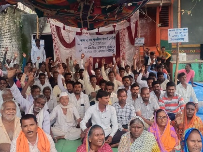 Jambha villagers on indifinate fast for rehabilitation | शंभर टक्के पुनर्वसनासाठी जांभावासीयांचे अन्नत्याग आंदोलन