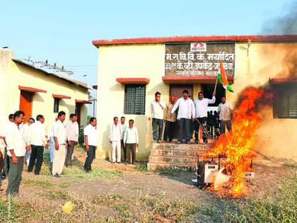 Malkapur: Disrupted office of Mahavitaran's Jambhuldha office | मलकापूर : महावितरणच्या जांभूळधाबा येथील कार्यालयात तोडफोड