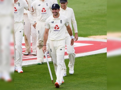 England vs Pakistan : James Anderson becomes the first fast bowler to picked up 600th Test wicket  | जेम्स अँडरसननं पाकिस्तानची जिरवली; तिसऱ्या कसोटीत भीमपराक्रमाची नोंद केली! 