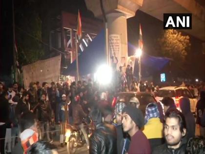 firing at gate of jamia millia islamia university by two unidentified persons | जामिया विद्यापीठाजवळ पुन्हा गोळीबार, गेल्या चार दिवसातील तिसरी घटना