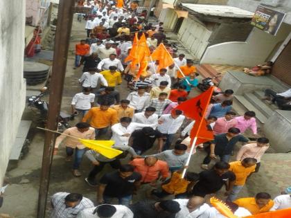 Movement along the bullock cart in Jamkhed | जामखेडमध्ये बैलगाडीसह आंदोलन रस्त्यावर