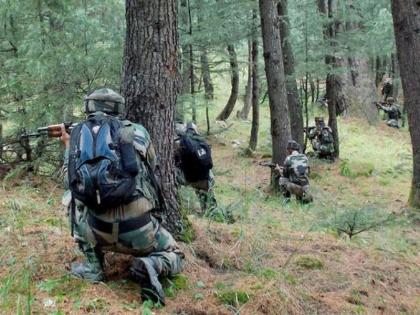 Four terrorists arrested after a brief gunfight with security forces in Kupwara district's Handwara | Jammu and Kashmir : हंदवाडामध्ये चार दहशतवाद्यांना अटक