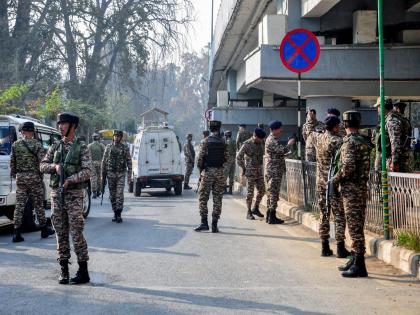 11 injured in grenade attack by terrorists in Srinagar, major loss was avoided as they fell on the roadside | श्रीनगरमध्ये अतिरेक्यांच्या ग्रेनेड हल्ल्यात ११ जखमी, रस्त्याच्या कडेला पडल्याने मोठी हानी टळली