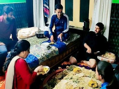 CoronaVirus Muslim family in Bhaderwah becomes saviour to Pune based travellers | CoronaVirus: जम्मू-काश्मिरातील कुटुंबाने दाखवली माणुसकी