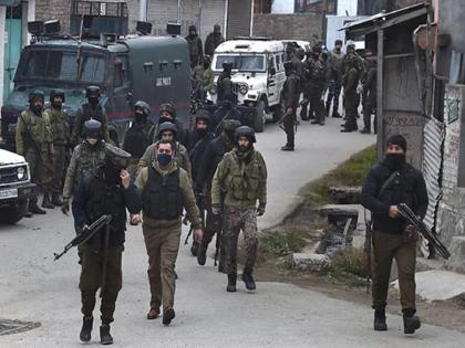 jammu kashmir encounter, Fierce encounter in Kulgam; 3 killed including top commander of Lashkar-e-Taiba | जम्मू-काश्मीरच्या कुलगाममध्ये भीषण चकमक; लष्कर-ए-तैयबाच्या टॉप कमांडरसह 3 ठार