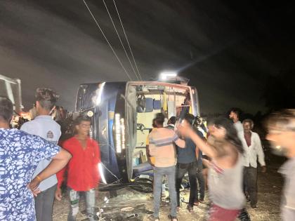 Private travel vehicle heading to Pune overturns near Jamner; 8 to 10 passengers injured | पुण्याकडे जाणारी खासगी ट्रॅव्हल जामनेरनजीक उलटली; ८ ते १० प्रवाशी जखमी Private travel vehicle heading to Pune overturns near Jamner; 8 to 10 passengers injured | पुण्याकडे जाणारी खासगी ट्रॅव्हल जामनेरनजीक उलटली; ८ ते १० प्रवाशी जखमी