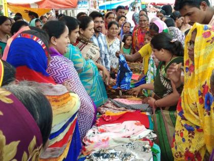 Cloth bags made by SHGs | बचत गटांनी बनविल्या कापडी पिशव्या