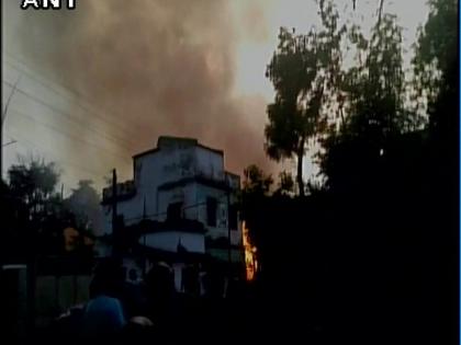 The fire broke out in illegal fireworks factory, and eight people died in a fire | बेकायदेशीर फटाक्यांच्या कारखान्यात भीषण आग, आठ जणांचा आगीत होरपळून दुर्देवी मृत्यू 