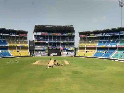 Excitement of India-Australia match, worry of rain and scramble for tickets | भारत-ऑस्ट्रेलिया सामन्याचा उत्साह, पावसाची चिंता अन् तिकिटांसाठी भटकंती