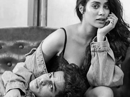 SEE PIC :Ishaan Khatter and Janhvi Kapoor's Hot And Romantic Photo Blazes Internet On Fire | SEE PIC:जान्हवी कपूरच्या कुशीत इशान खट्टर, दोघांचा सेक्सी आणि रोमँटिक फोटो सोशल मीडियावर व्हायरल
