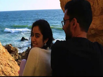 Janhvi Kapoor Is in California And She's Not Alone | जान्हवी कपूरसोबत दिसला मिस्ट्री मॅन, सोशल मीडियावर रंगलीय त्याच्याविषयीच चर्चा