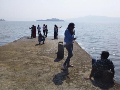 Archaeological department officials did not close Janjira fort, which attracted a large number of tourists | पुरातत्त्व खात्याच्या अधिकाऱ्यांनी जंजिरा किल्ला बंद न केल्याने पर्यटकांची गर्दी 