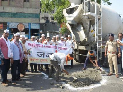 In Nagpur Janmanch filled up fatal pits : Initiatives for life saving | नागपुरात जनमंचने बुजवले जीवघेणे खड्डे : जीवनरक्षणासाठी पुढाकार