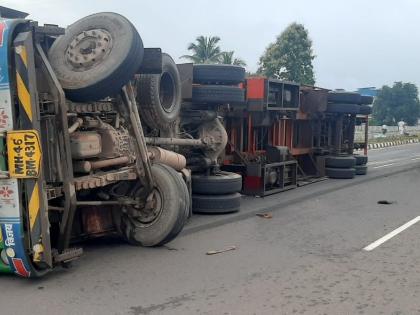 Container overturned near Janwali river bridge near Kankavali; The driver was killed on the spot | कणकवली नजीक जानवली नदीपुलाजवळ कंटेनर उलटला; चालक जागीच ठार